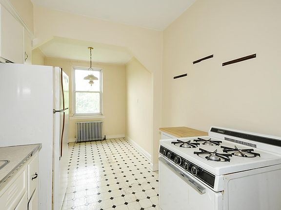 5th image of 3905 48th Ave