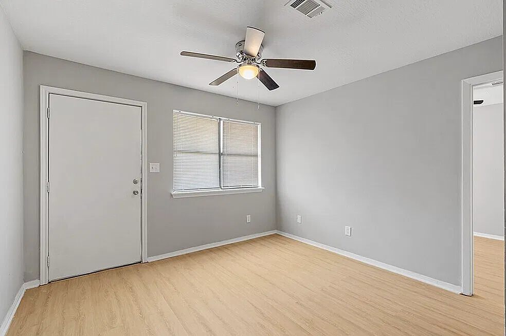 Cedarwood Apartments — Photo 2