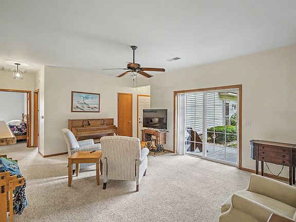 5th image of 1010 Parkview Dr APT 2