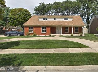844 Blairmoor Ct, Grosse Pointe Woods, MI 48236