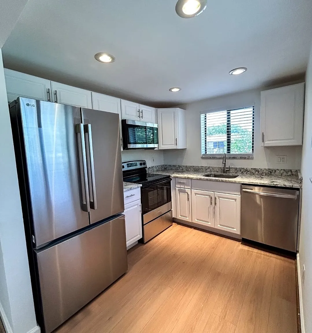 2 bed, 905 sqft, $1,900 — Photo 1