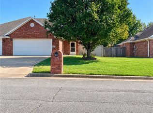817-2 Hindman Dr, Prairie Grove, AR 72753