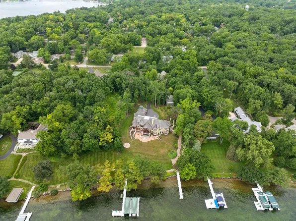 695 Cedar Point Dr, Williams Bay, WI 53191
