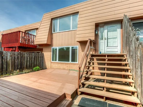 6750 School St Unit 405, Windsor Heights, IA 50324