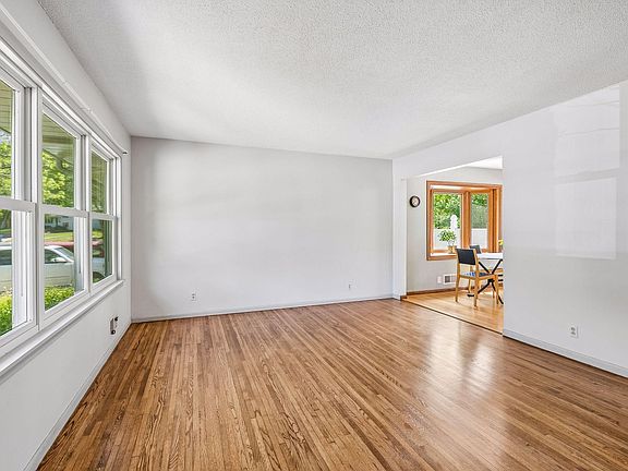 4th image of 2350 Wellswood Curv