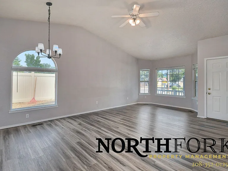 1421 S Michigan Ln — Photo 4