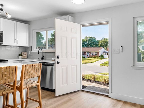 3rd image of 4824 Warminster Dr