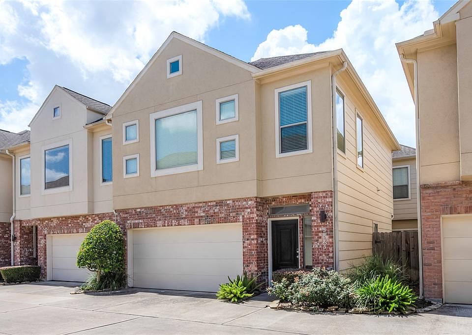 Spacious 2-story 2/2 in desirable Washington Corridor gated community. Home boasts approx 30' long brick paver patio! (Buyer to verify dimensions). Great location 2 blocks to new HEB and walkable to restaurants, bars, shopping, and & Buffalo Bayou Pa