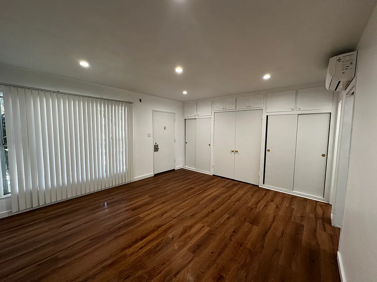 Building Photo - 323 N Chevy Chase Dr #A