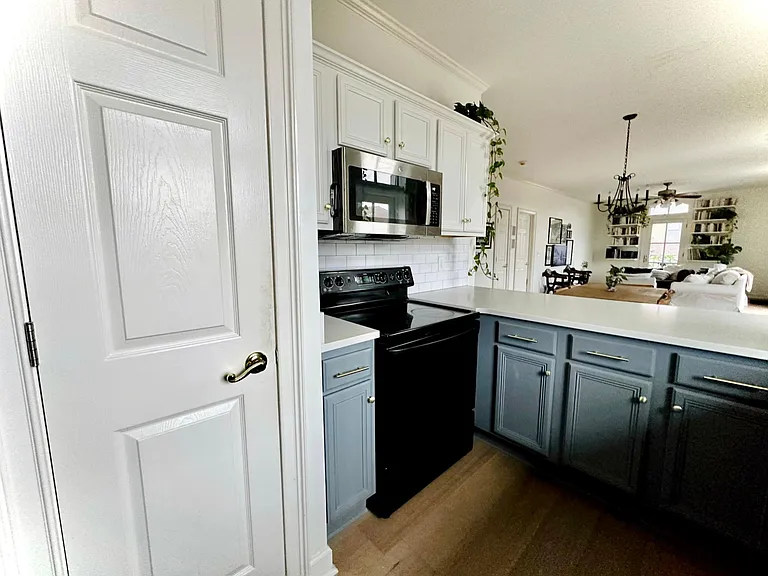 Kitchen oven and range