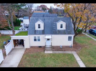 17 Douglas St, Carle Place, NY 11514