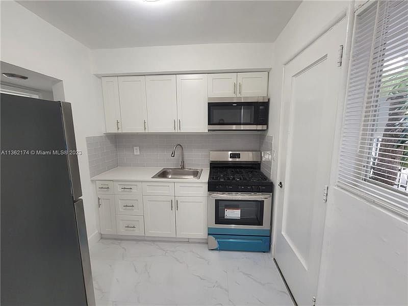 1st image of 7435 Byron Ave APT 4