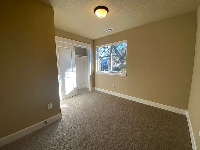 9126 N Seward Ave — Photo 14