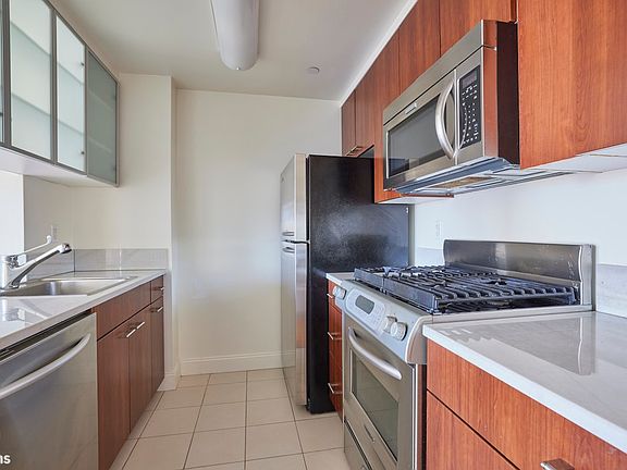 4th image of 215 E 96th St #29J