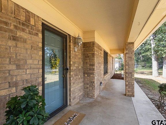 3rd image of 3619 Leaning Oaks