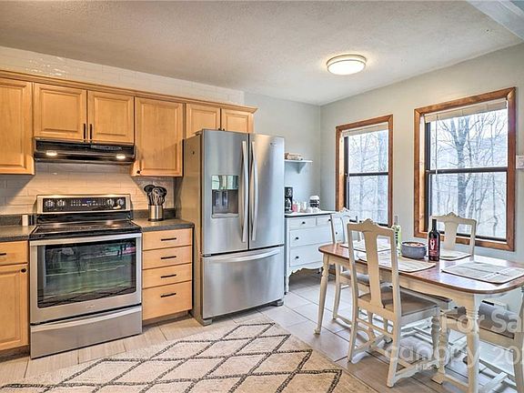 5th image of 11 Shirley Dr