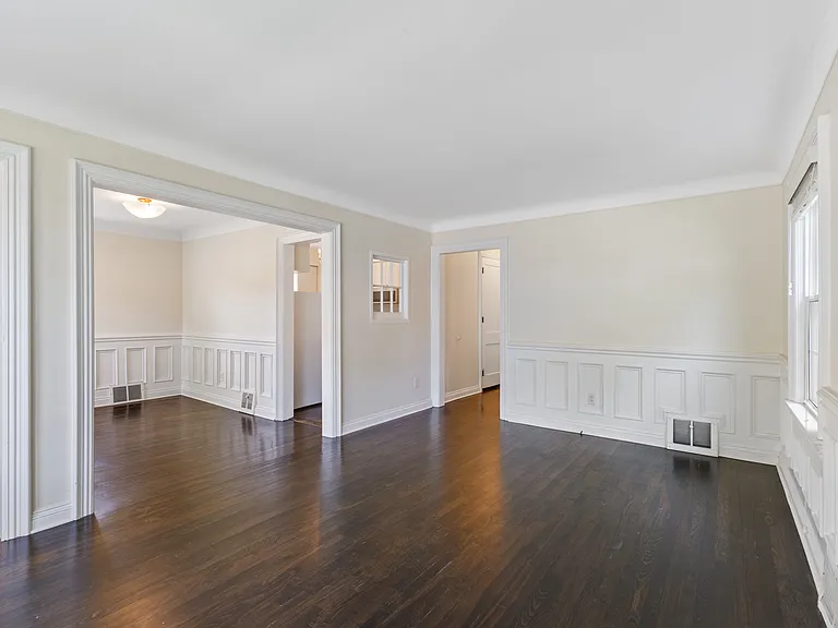 2615 Kenmore Rd — Photo 4
