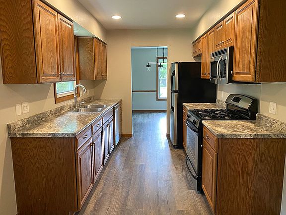  Spacious kitchen