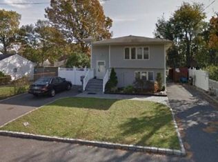 25 Lenox St, Lindenhurst, NY 11757