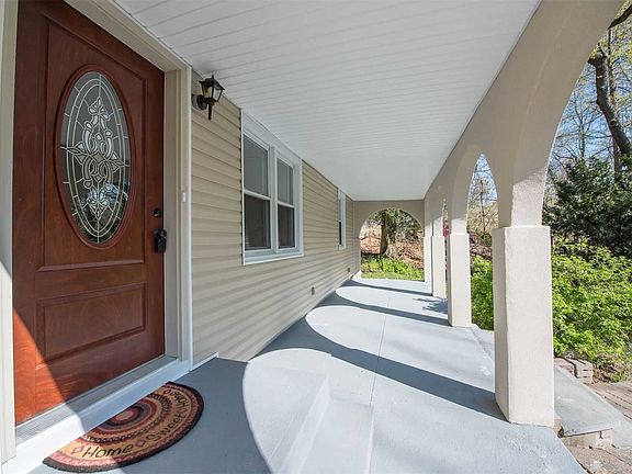 3rd image of 624 Glen Cove Rd