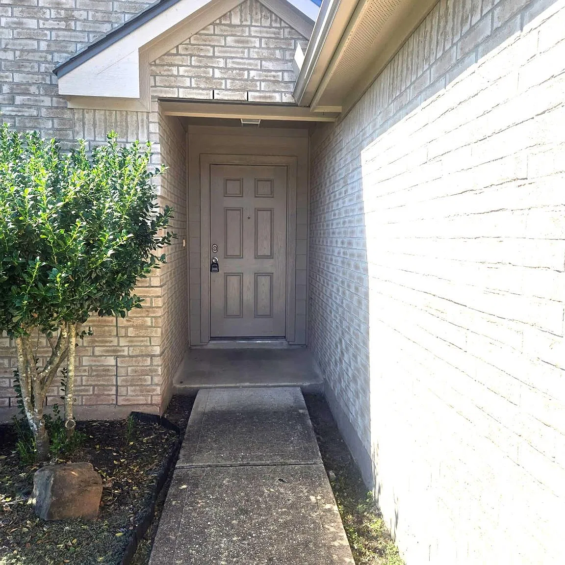 3 bed, 2.0 bath, 1581 sqft, $1,850 — Photo 2