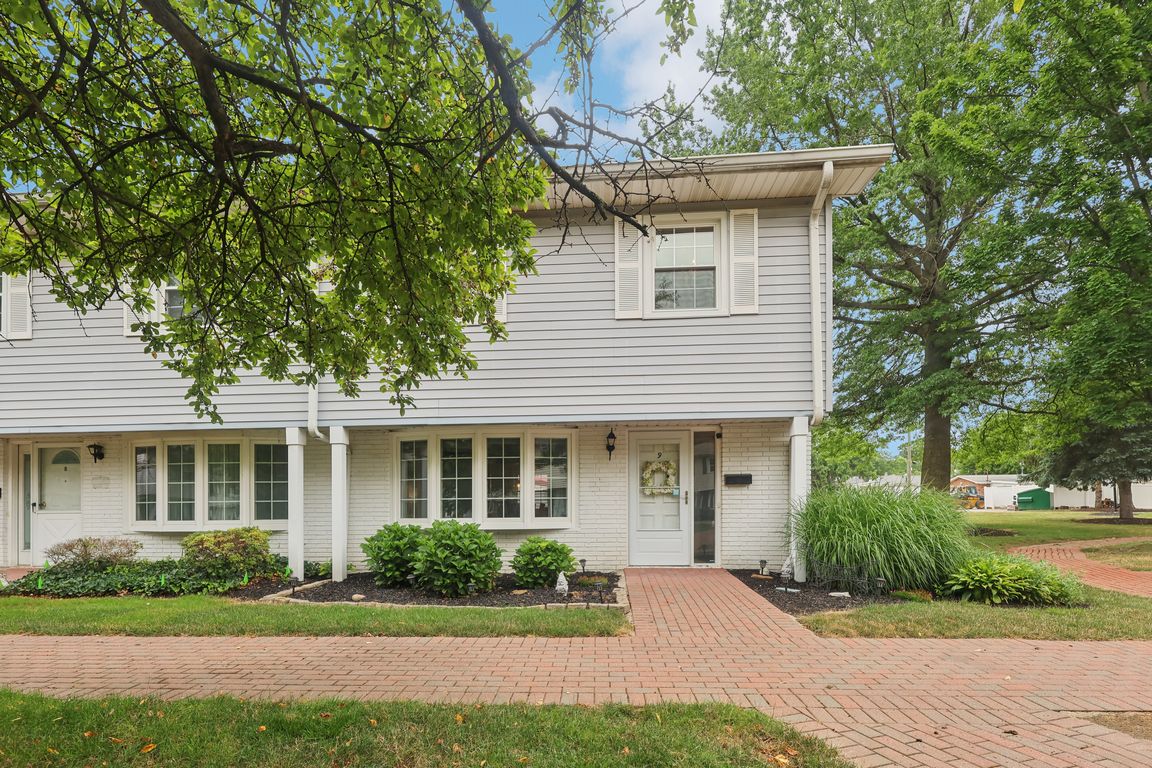 Meadowlawn Dr-S2107-001.jpg