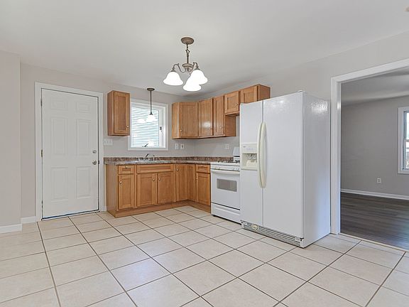 5th image of 147 1/2 Oak St