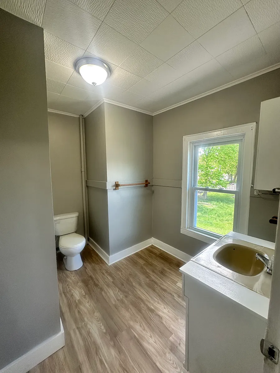 Building Photo - 1024 Midland Ave #2