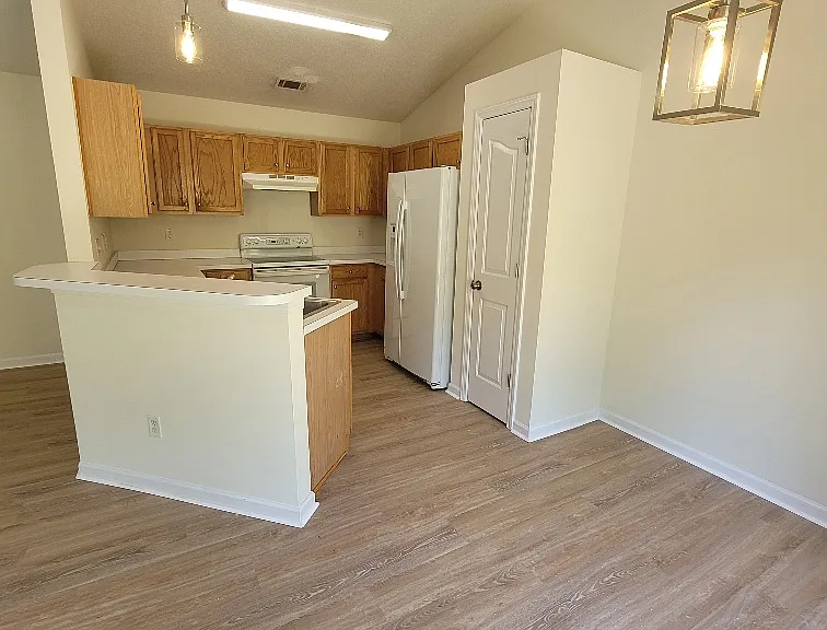 328 Highgate Cir — Photo 4
