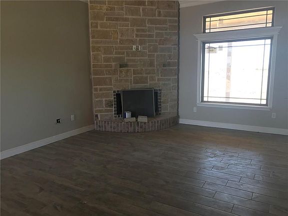 3rd image of 318 Brazos Dr