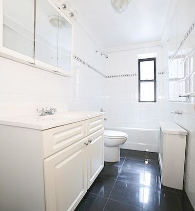 4th image of 900 W End Ave APT 2D
