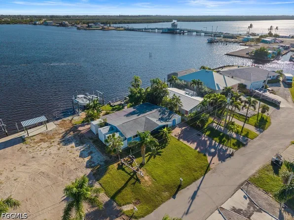 2504 Bayshore Dr, Matlacha, FL 33993