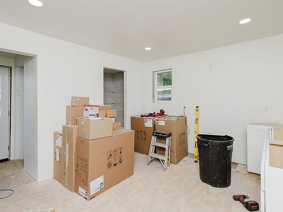 5th image of 700 Railroad St