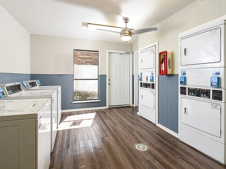 Cricket Hollow Apartments — Photo 14
