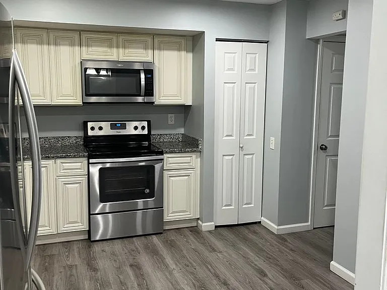 2513 Robinson Pl — Photo 6