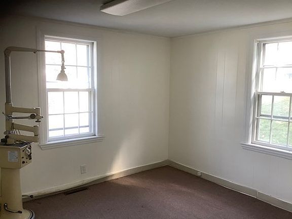 4th image of 192 Lexington St