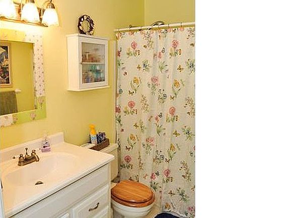 5th image of 703 Twin Circle Dr