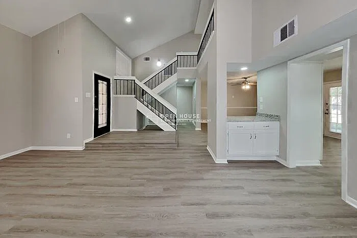 4 bed, 2.5 bath, 2449 sqft, $2,075 — Photo 3