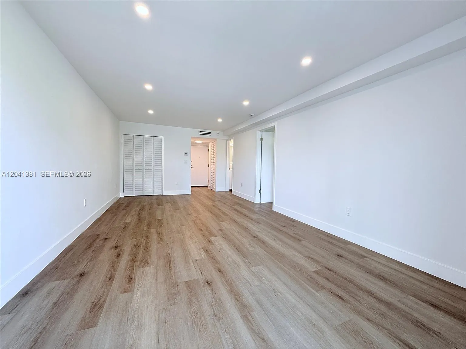 1900 Meridian Ave Condo — Photo 3