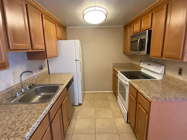 1324 Sierra Dr — Photo 2