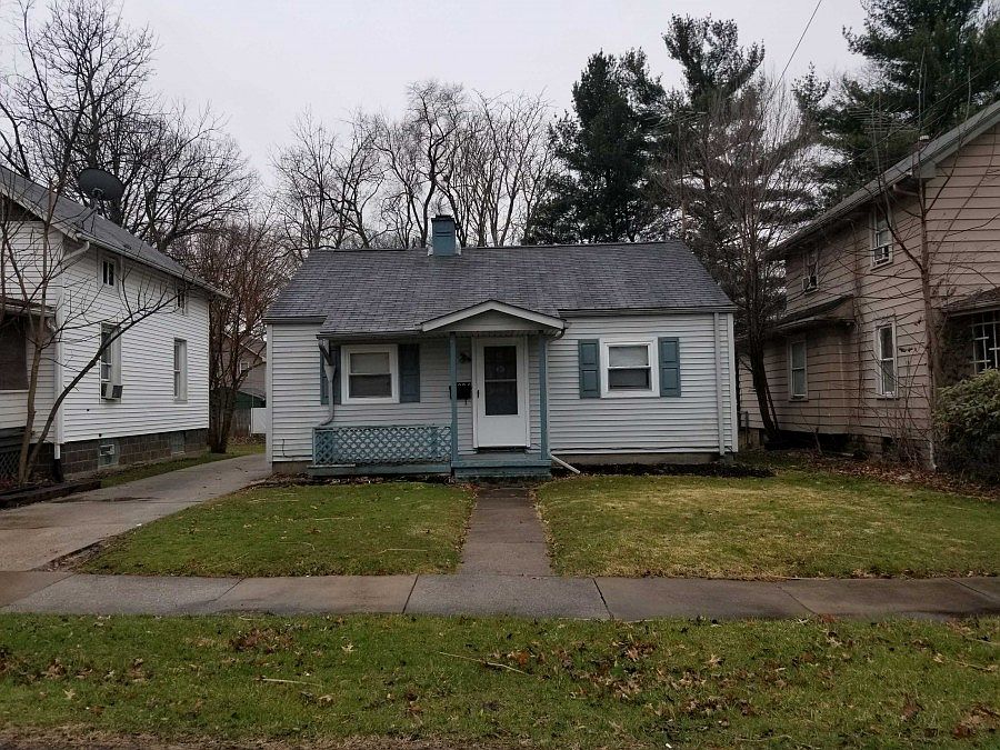 1st image of 804 Hollywood St NE