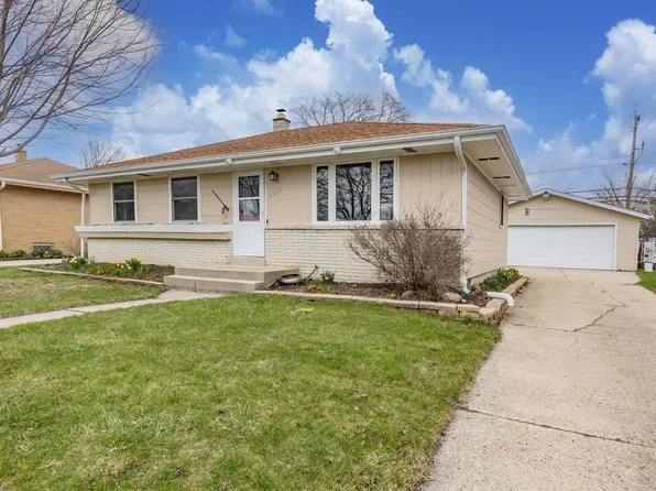 2242 West Carrington AVENUE, Oak Creek, WI 53154