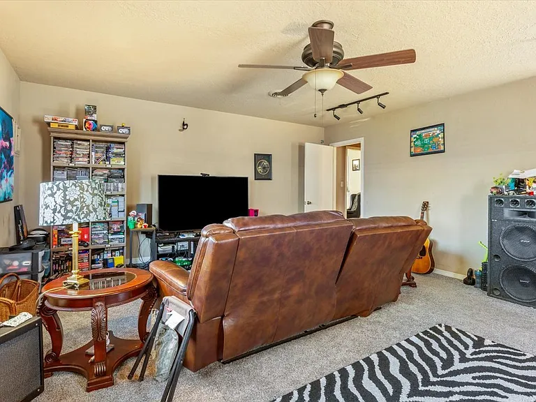 2905 NW Templeton Ter — Photo 3