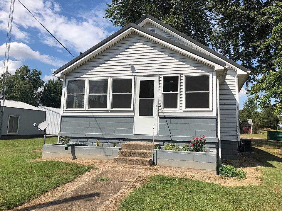 1st image of 305 E Medcalf St