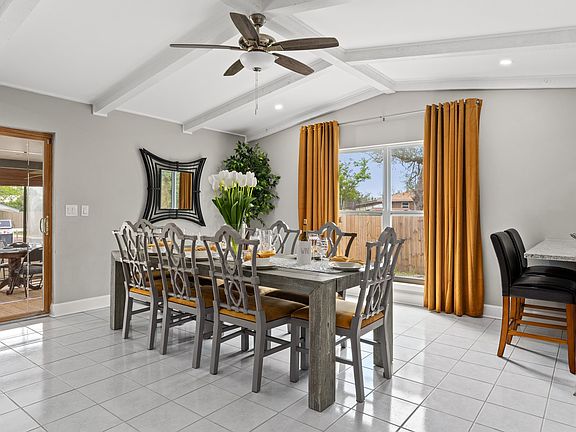 Gorgeous dining area!