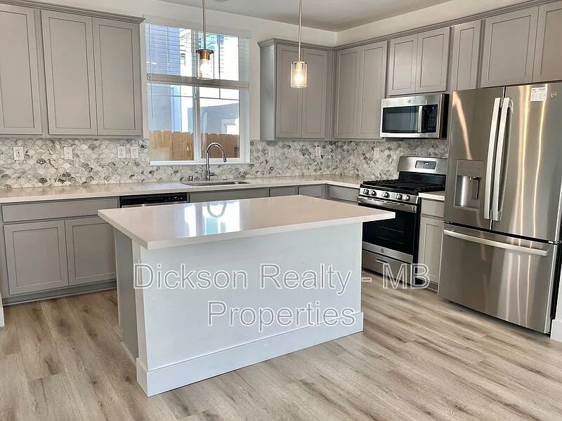 3 bed, 2.5 bath, 1685 sqft, $3,400 — Photo 2