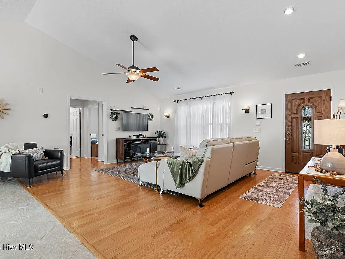 3 bed, 1675 sqft, $2,700 — Photo 3