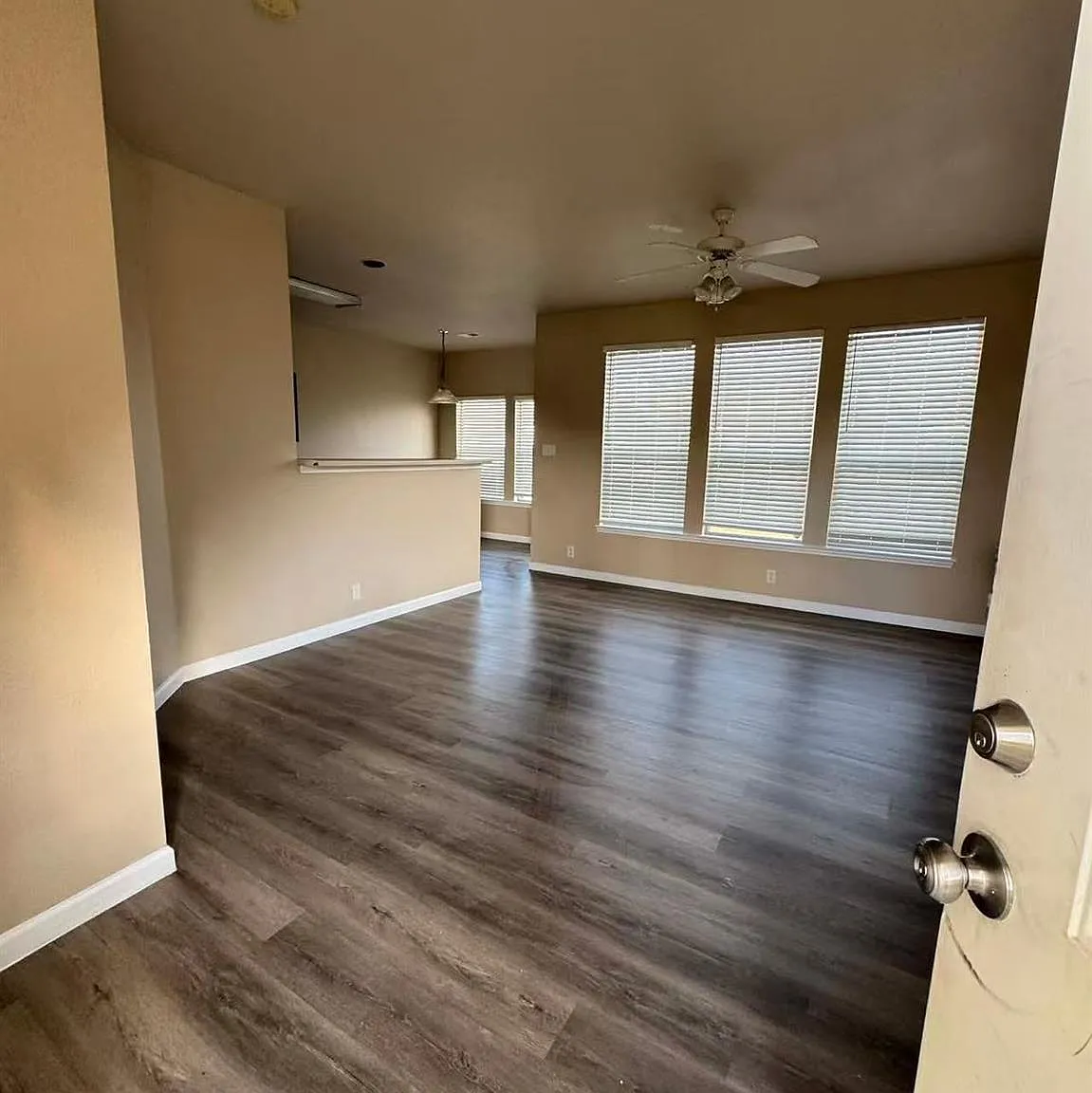 3 bed, 2.5 bath, 1319 sqft, $1,625 — Photo 2