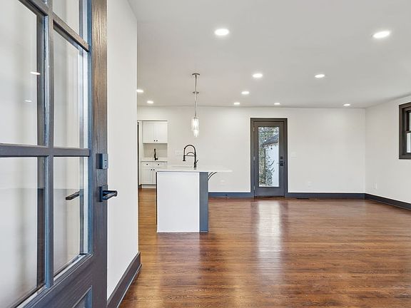4th image of 211 Desoto Dr