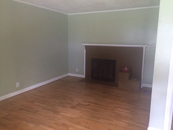 Living Room with functional fireplace